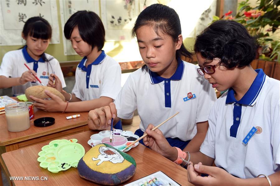 CHINA-FUJIAN-STONE-PAINTING-MID-AUTUMN FESTIVAL(CN)