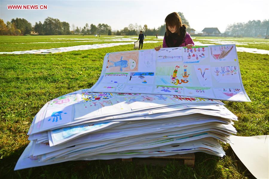 SLOVENIA-BREZOVICA-DRAWING-CHILDREN